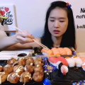 小姐姐吃一碗章鱼小丸子,小姐姐的美食之旅