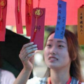 一人一张口下面长只手打一字答案,一人一张口下面长只手，揭秘“拿”字之谜
