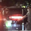 52岁杨坤被曝大瓜！与一黑长直美女牵手散步疑似恋情曝光2025/6/25娱乐吃瓜拍到恋情
