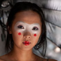 汤芳人体裸下部献身,裸露下的艺术献身与视觉冲击