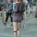 小姐姐街拍穿运动鞋跳舞,翩翩起舞展现青春风采