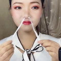 网红小姐姐给大妈拍照片,镜头下的美丽瞬间