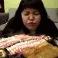 韩国双胞胎小姐姐吃烤肉,美味共享欢乐时光
