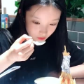 网红小姐姐在一起吃饭,美食与友谊的温馨瞬间