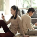 夫妻二人打一字,携手共度人生